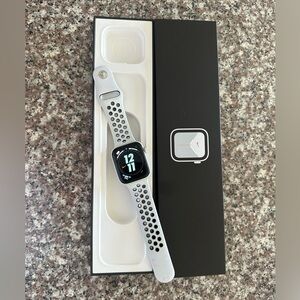 Nike Apple Watch SE 44MM Silver